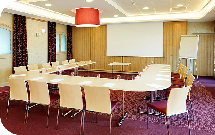 Salle de séminaire d'entreprise moderne à l'hôtel Ibis de Beaune